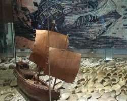 The museum has a collection of over 450 paintings and sketches alongside 5000 ceramics and sunken ship cargo objects.